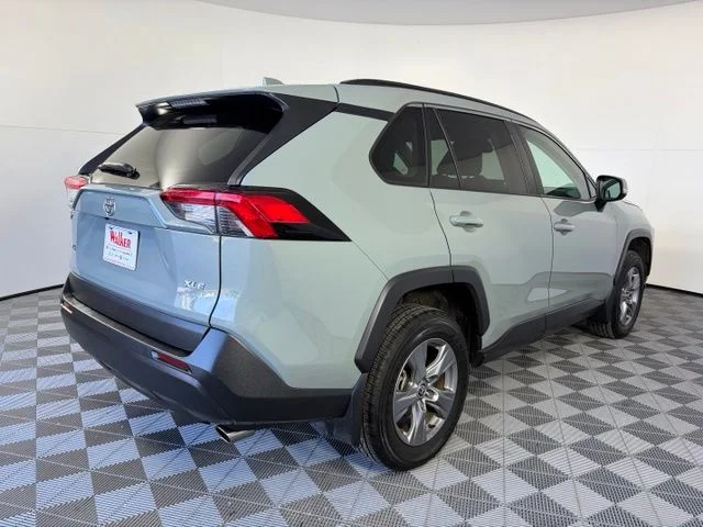 Used 2022  Toyota XLE image 6