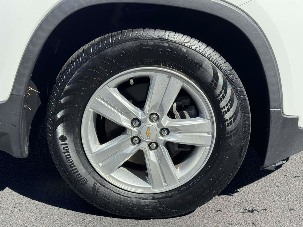 Used 2020 White Chevrolet LT image 27