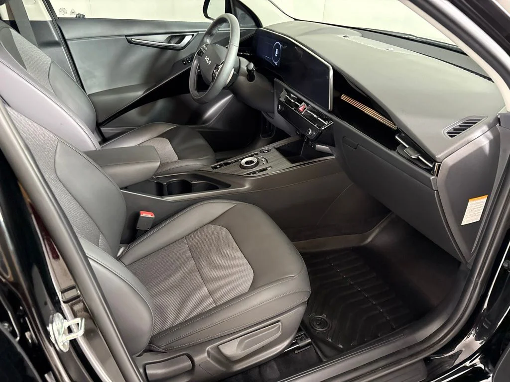 Used 2025 Black Kia Wind image 22
