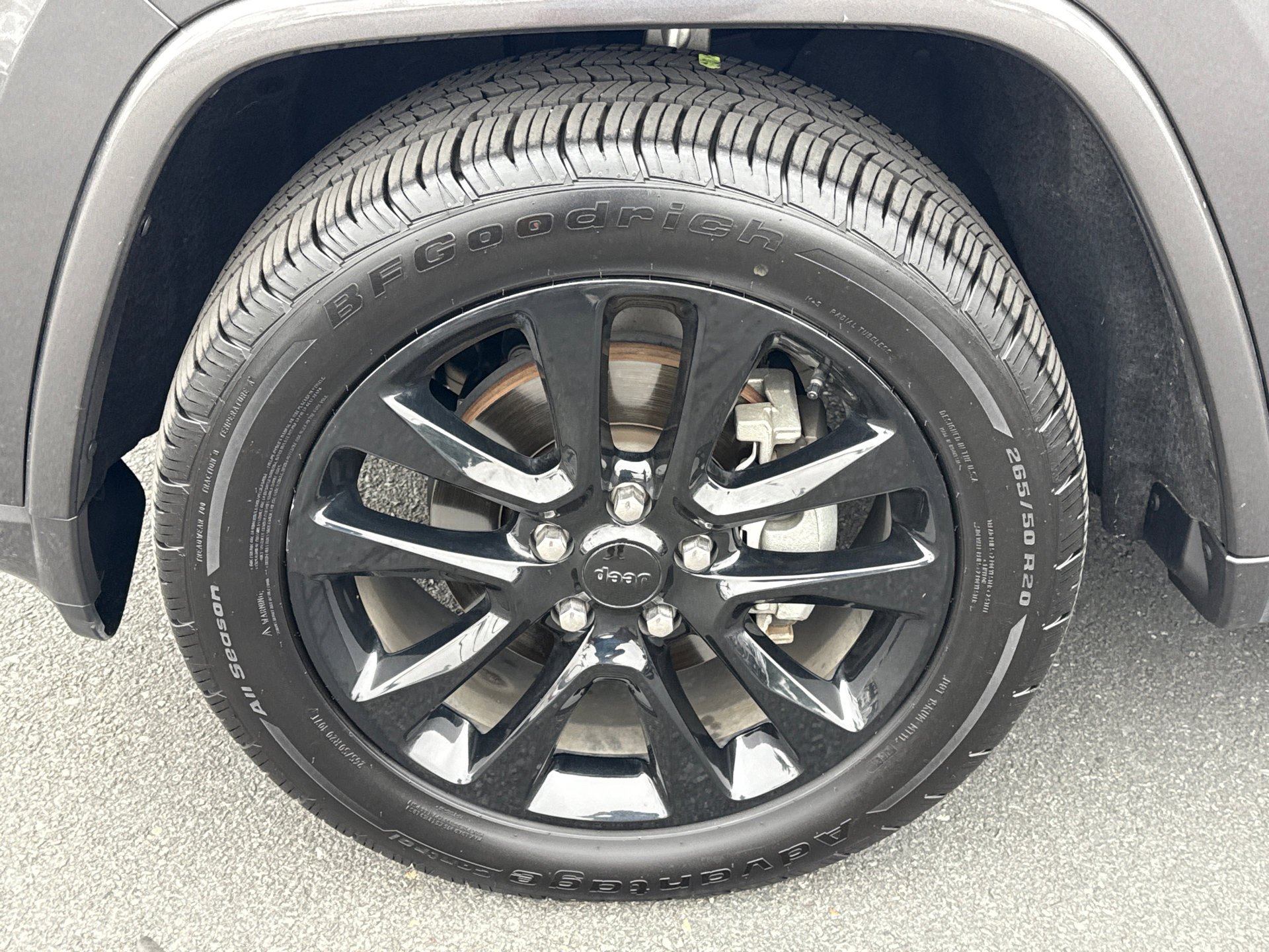Used 2019 Granite Crystal Metallic Clearcoat Jeep Altitude image 5