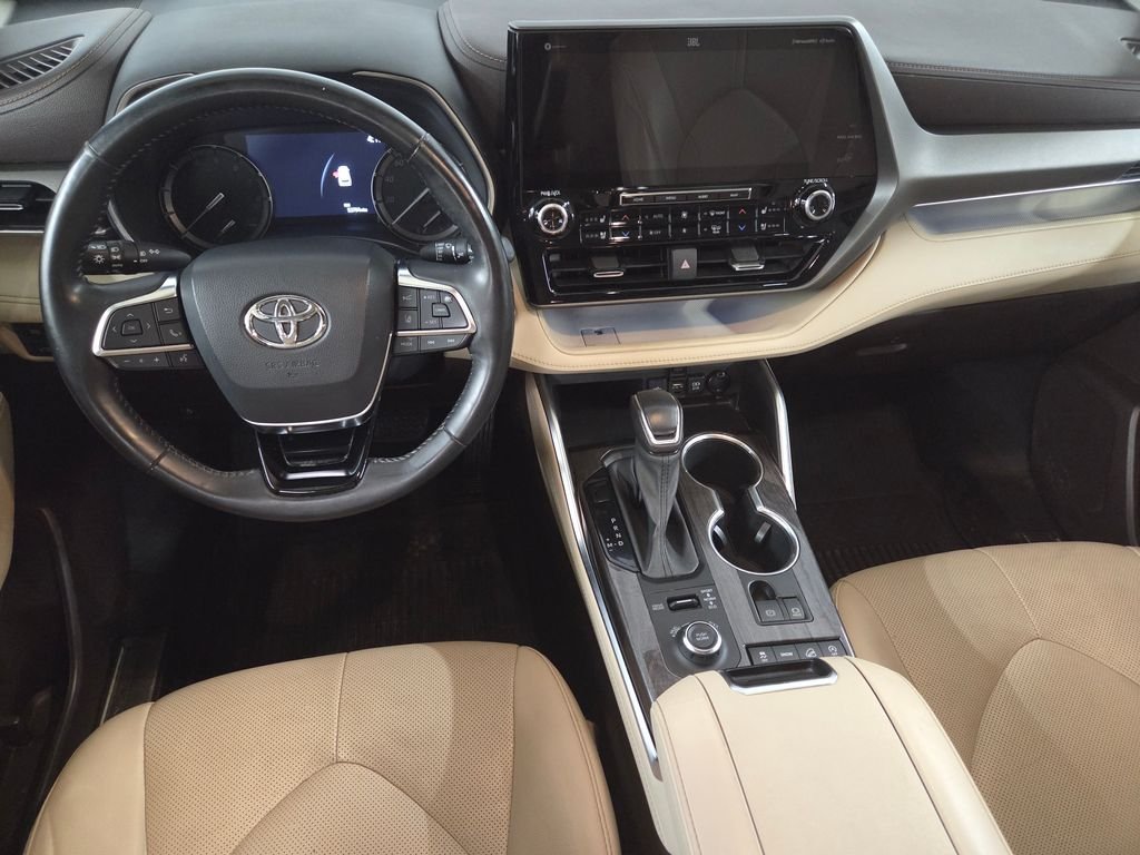 Used 2021  Toyota Limited image 17