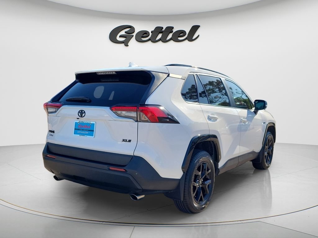 Used 2021 White Toyota XLE image 5