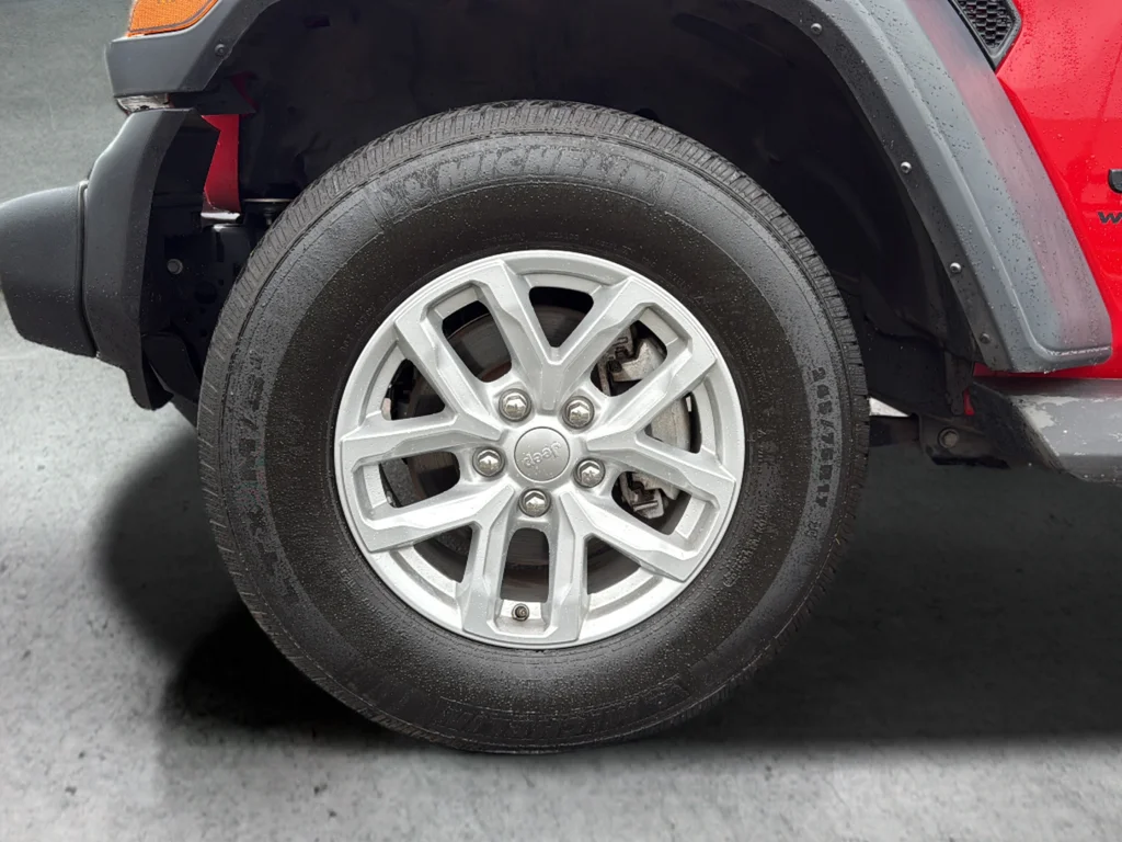 Used 2023 Red Jeep Sport S image 37