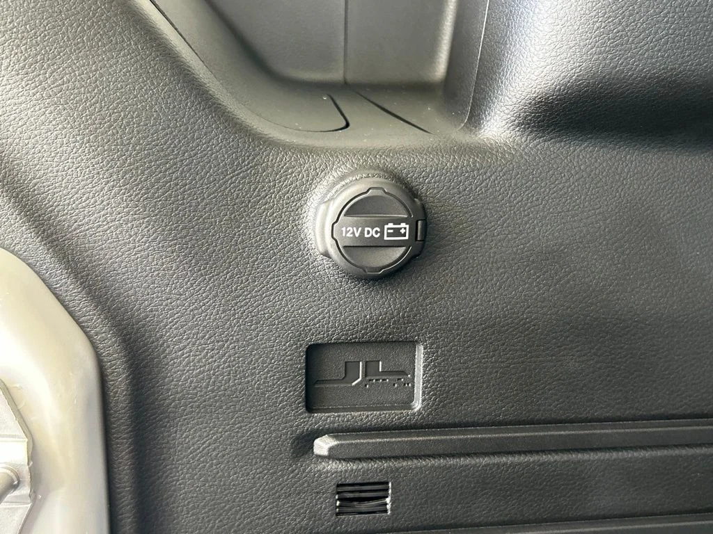 Used 2025 White Jeep Sahara image 39