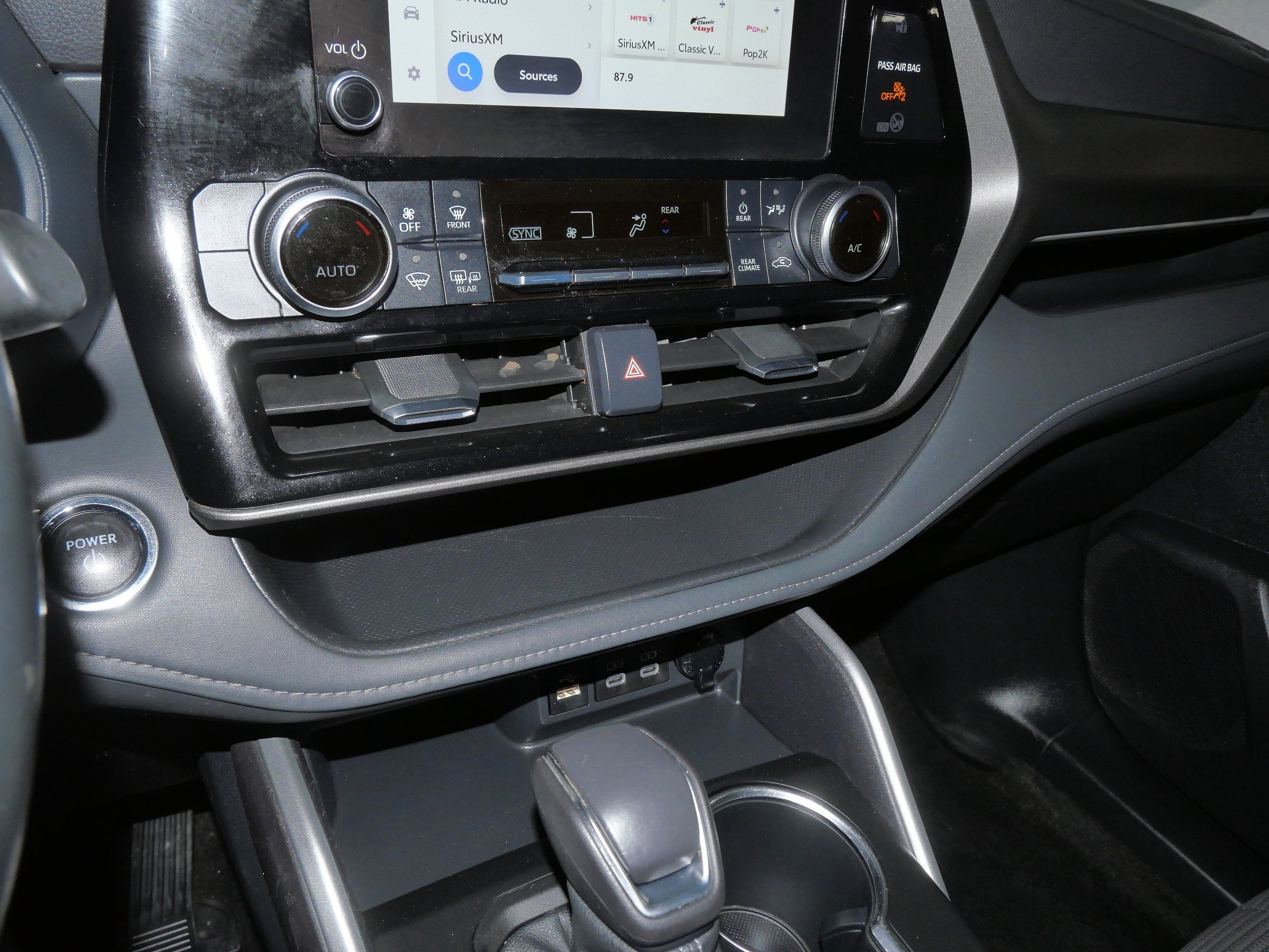 2023 Toyota Highlander LE - Photo 24