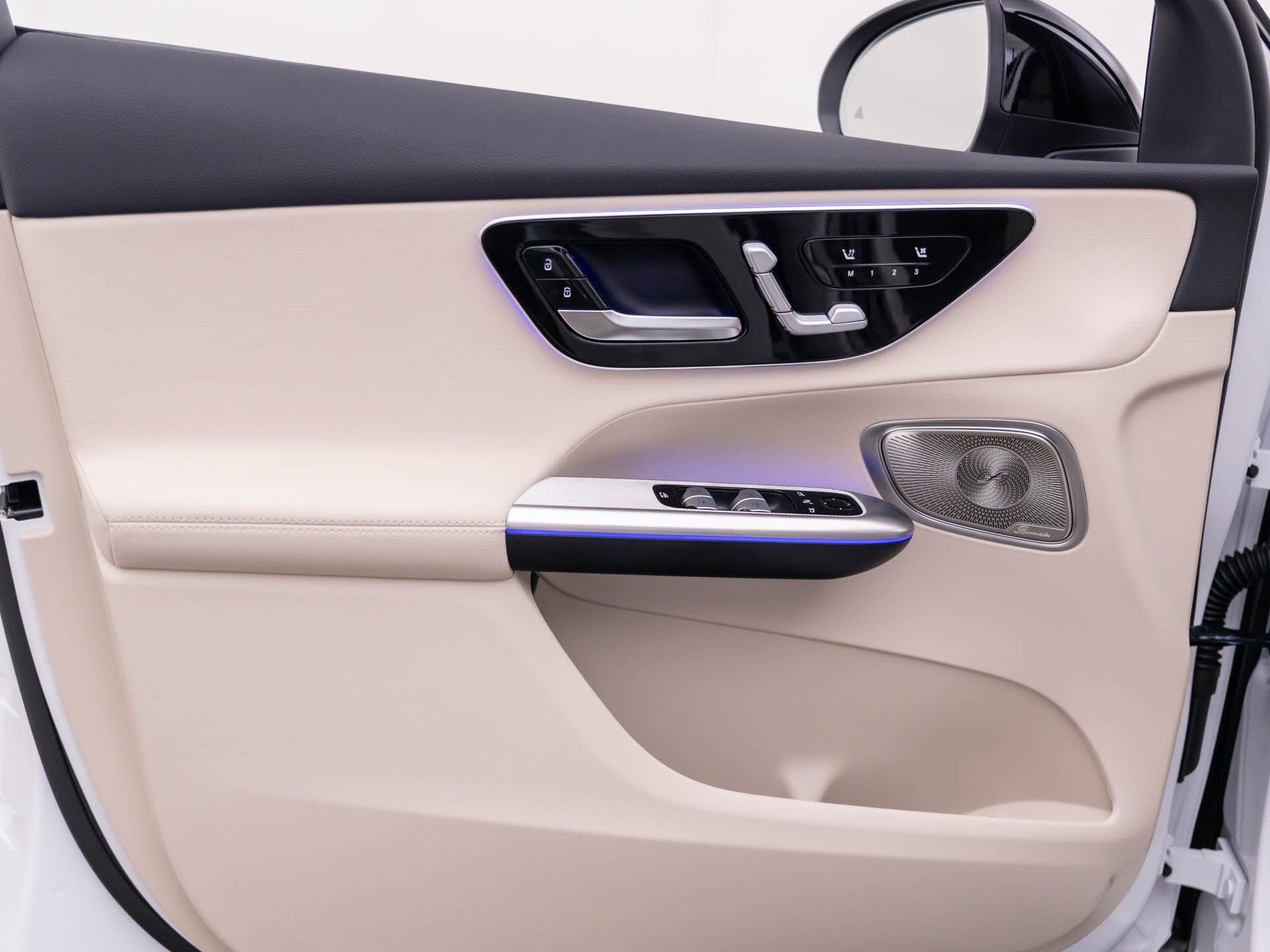 New 2027 MANUFAKTUR Moonlight White Metallic Mercedes-Benz GLC 300 Coupe image 14