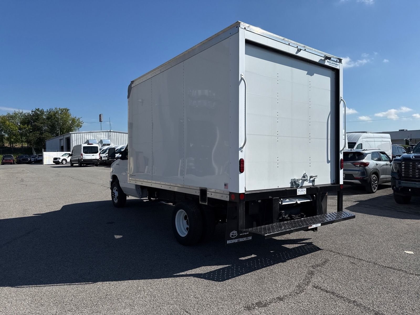 New 2026 Oxford White Ford E-450 DRW image 3