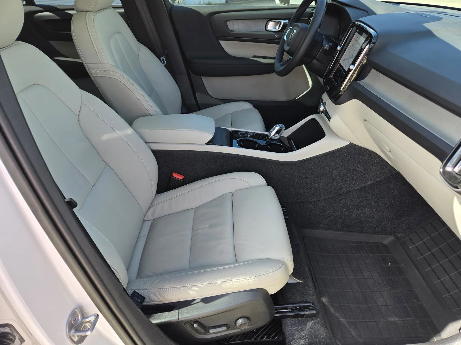 Used 2023 Crystal White Volvo Ultimate Bright Theme image 41