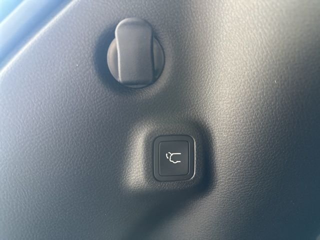 New 2026 Diamond Black Crystal Pearlcoat Jeep Latitude image 7