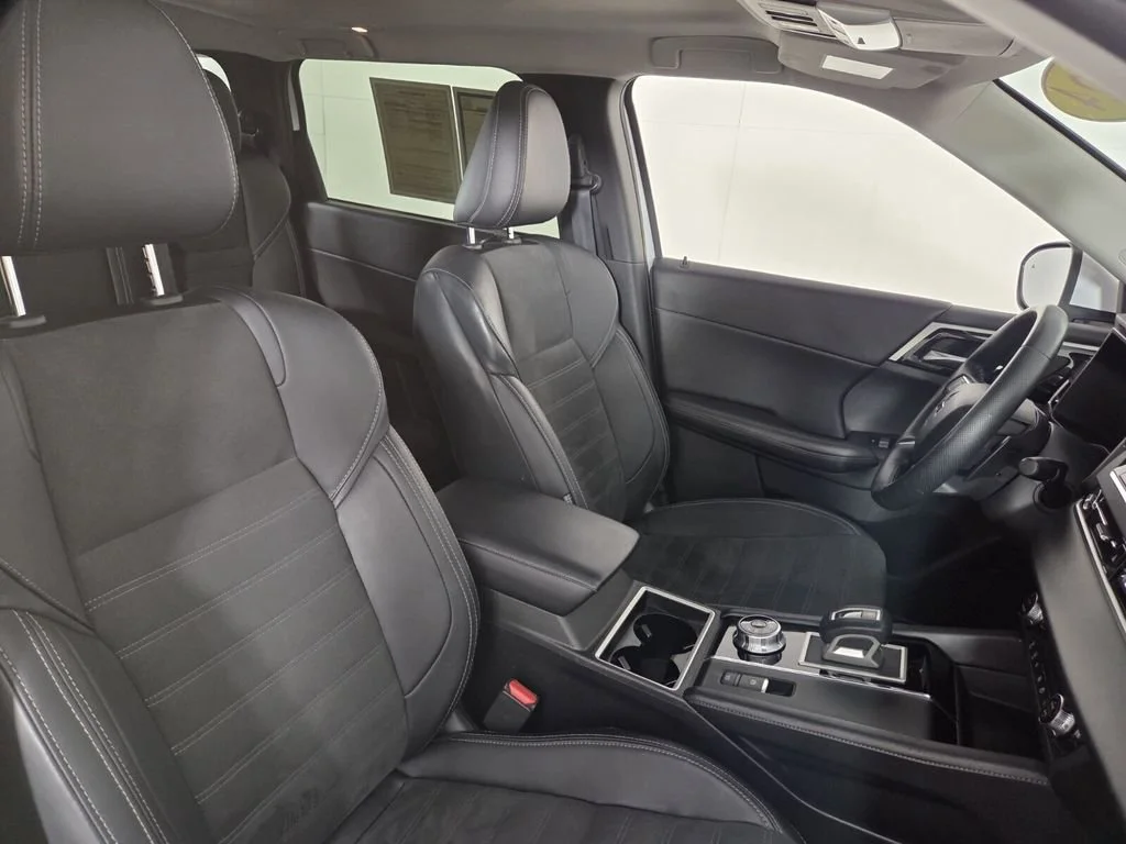 Used 2024 White Mitsubishi SE Black Edition image 30