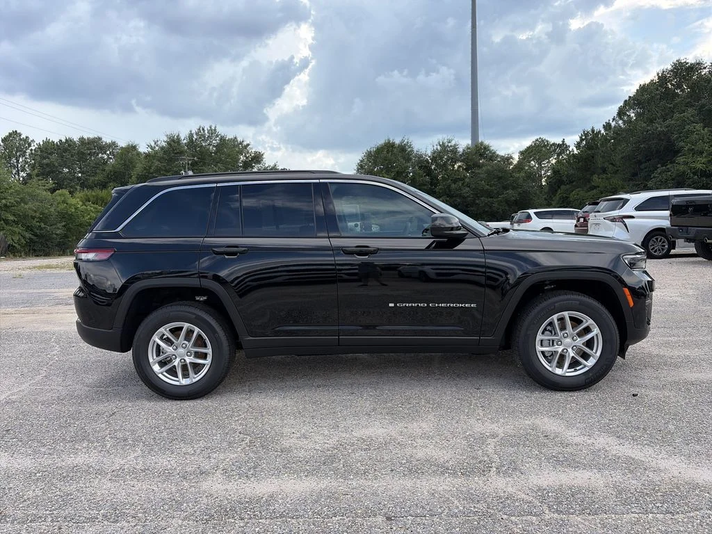 New 2026 Diamond Black Crystal Pearlcoat Jeep Laredo X image 7