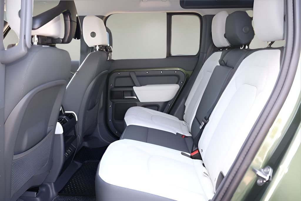 New 2026 Woolstone Green Land Rover X-Dynamic SE image 14