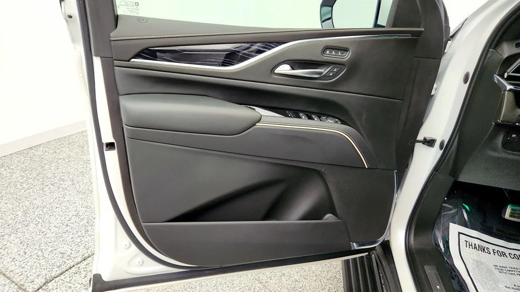 Used 2022 Crystal White Tricoat Cadillac Sport 4WD w/ Touring Pkg & Sport Performance Pkg image 13
