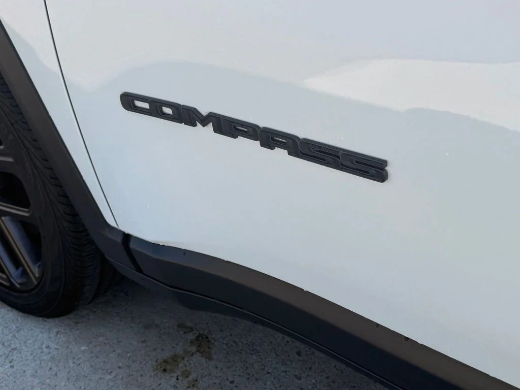 New 2026 Bright White Clear-Coat Exterior Paint Jeep Limited Altitude image 31