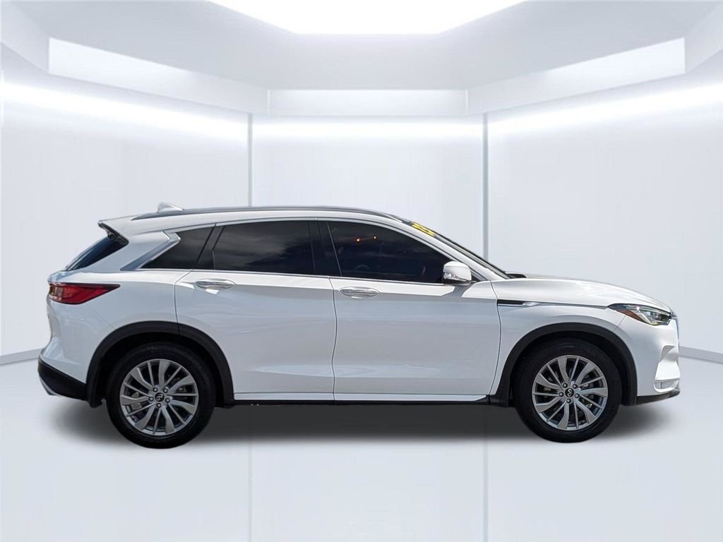 Used 2023 White INFINITI LUXE image 7