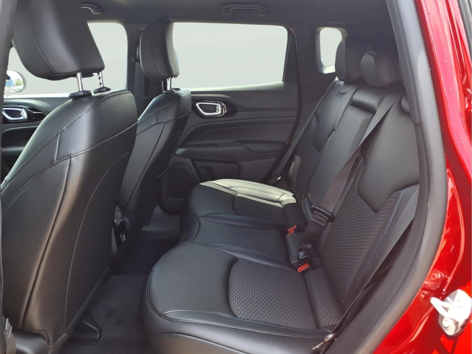 New 2026 Red Hot Pearl-Coat Exterior Paint Jeep Latitude Altitude image 11