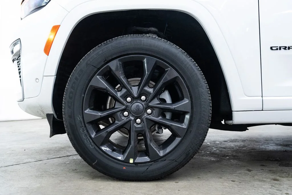 New 2026 Bright White Clear-Coat Exterior Paint Jeep Limited Reserve image 7