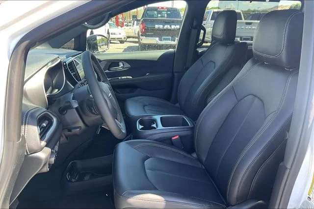 2026 Chrysler Pacifica Select - Photo 9