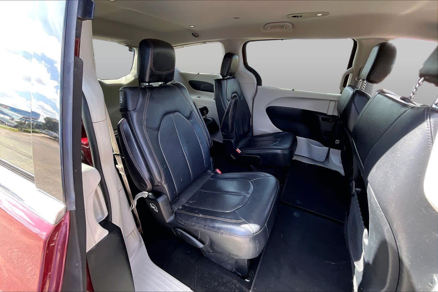 Used 2018 Velvet Red Pearlcoat Chrysler Touring L image 18