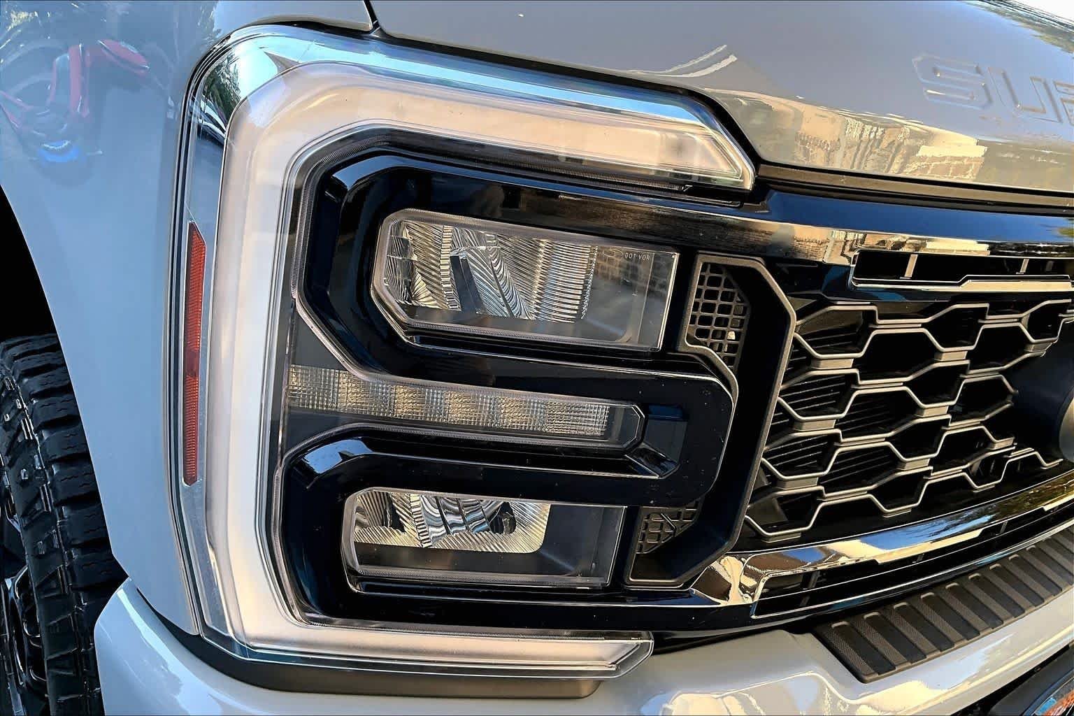 Used 2025 Glacier Gray Metallic Tri-Coat Ford LARIAT image 28