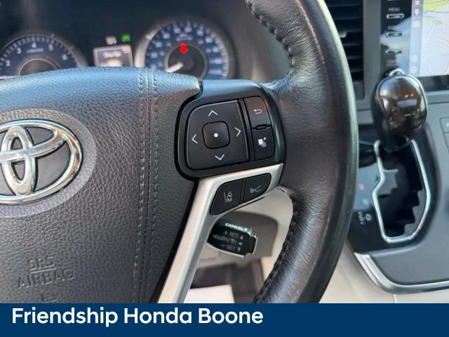 Used 2018 Gray Toyota XLE Premium image 21
