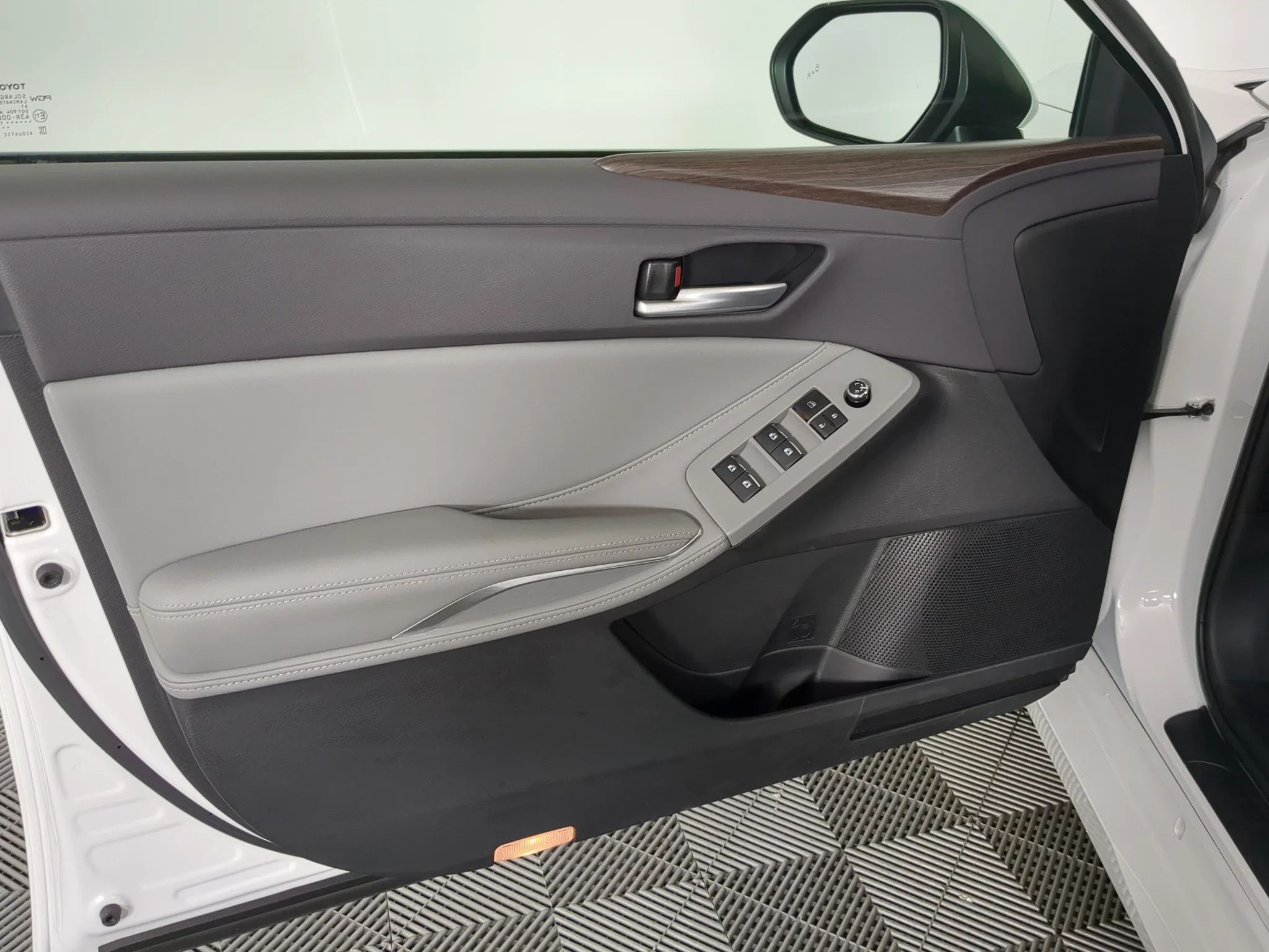 Used 2019 Wind Chill Pearl Toyota XLE image 12