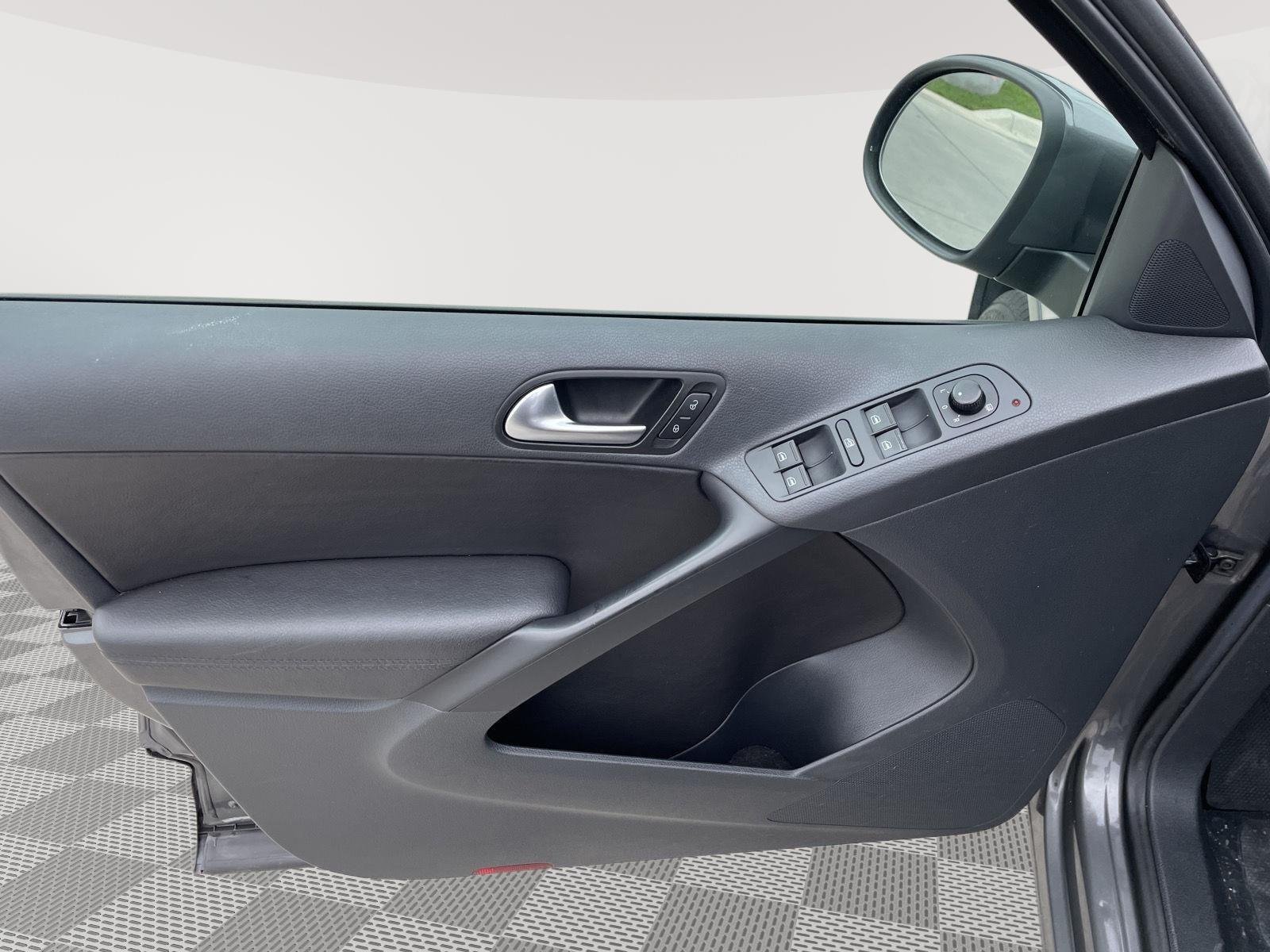 Used 2014 Pepper Gray Metallic Volkswagen SE image 20