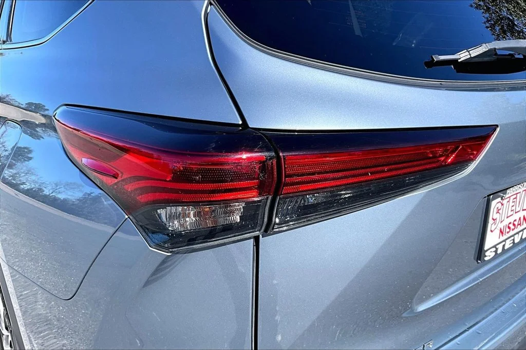 Used 2021 Silver Toyota XLE image 27