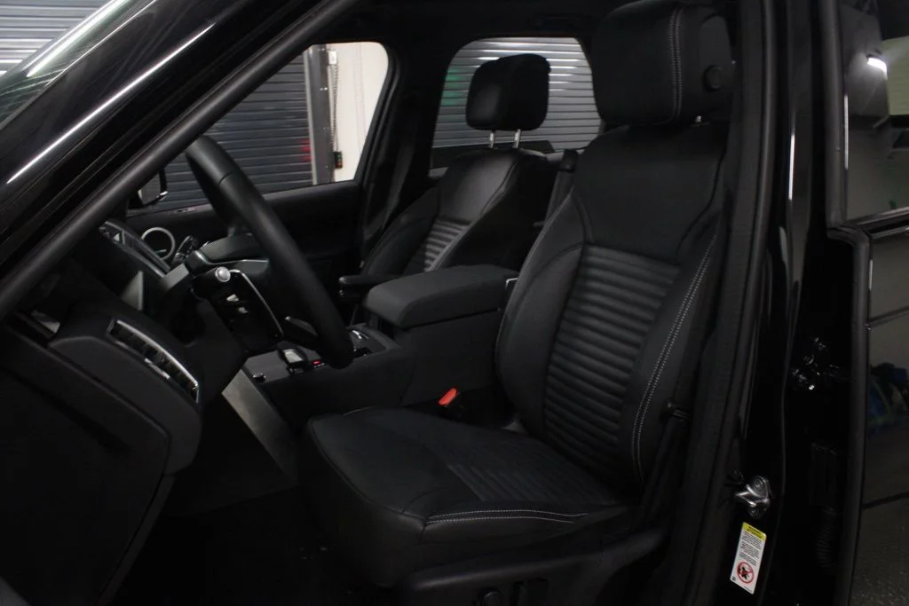 Used 2025 Santorini Black Metallic Land Rover S image 5