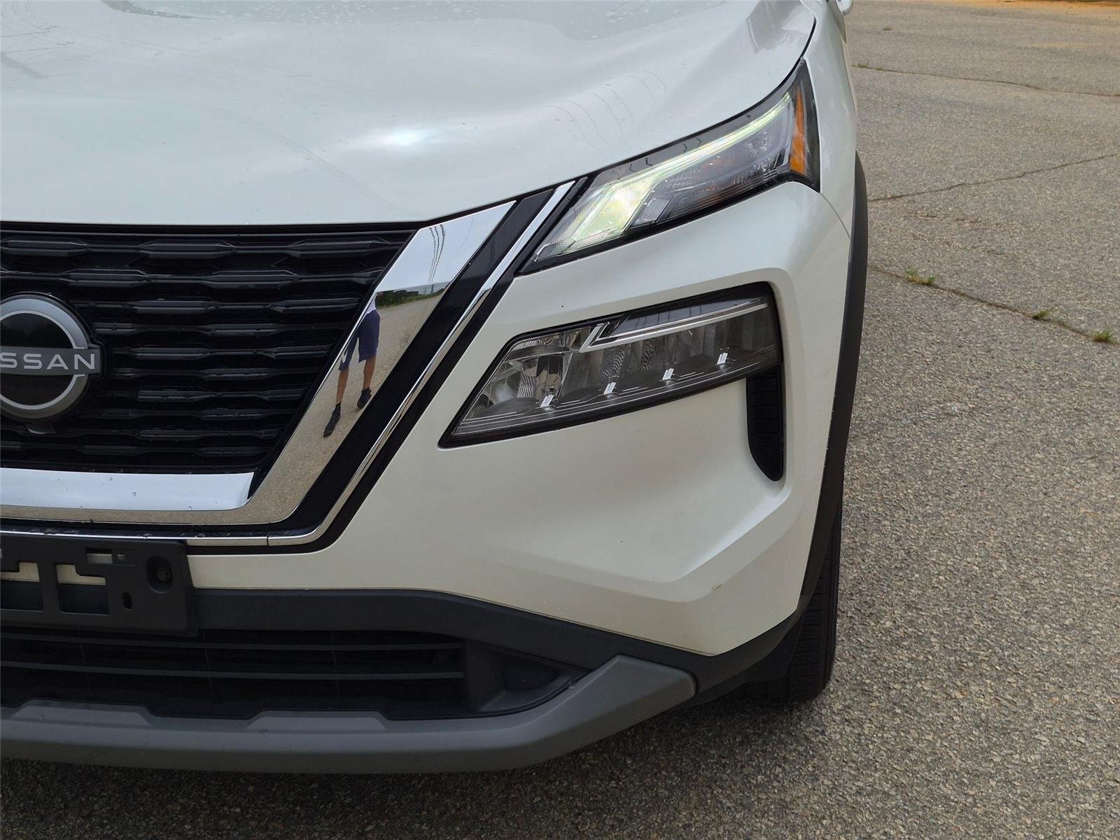 Used 2022 Pearl White Tricoat Nissan SV image 9