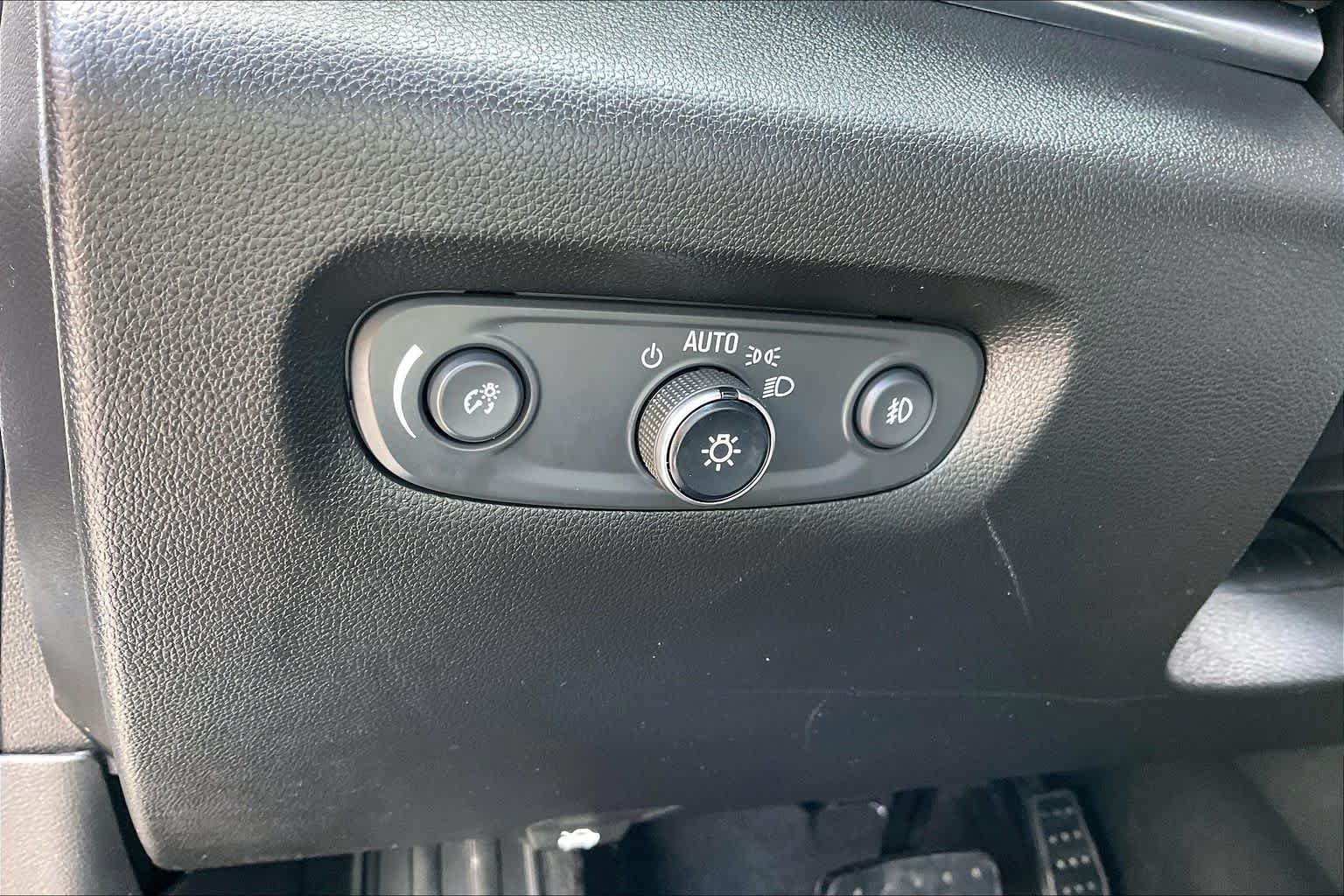 Used 2018 SILVER ICE METALLIC Chevrolet LT Cloth image 10