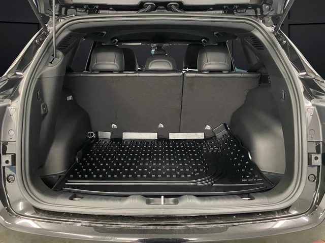 New 2026 Diamond Black Crystal Pearlcoat Jeep Latitude image 13