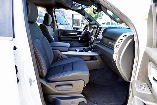 New 2026 Bright White Clear-Coat Exterior Paint RAM Big Horn Night Edition image 17