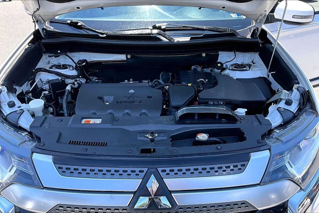 Certified Used 2020  Mitsubishi SE image 31
