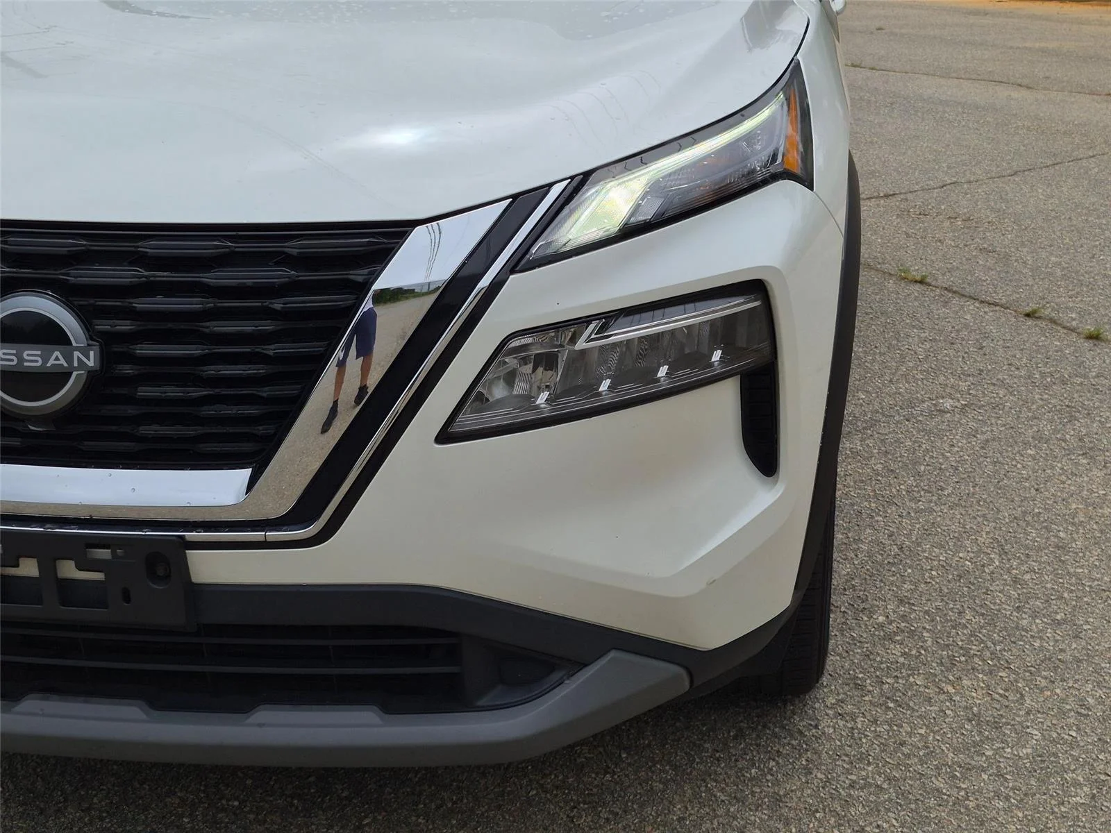 Used 2022 Pearl White Tricoat Nissan SV image 9