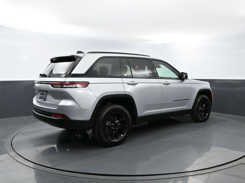 Used 2025 Silver Zynith Jeep Altitude image 24
