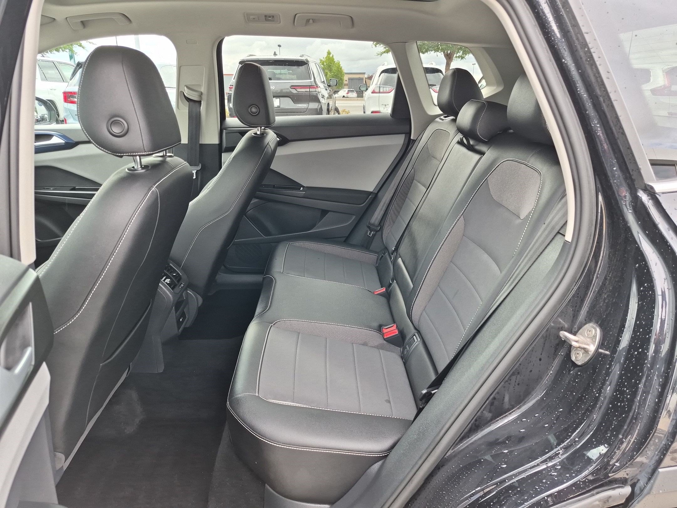 Used 2022 Deep Black Volkswagen SE image 28