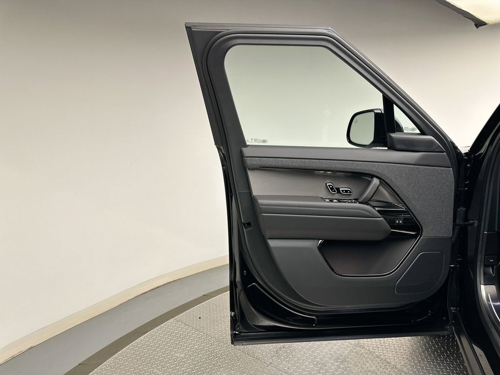 New 2027 Santorini Black Land Rover SE image 9