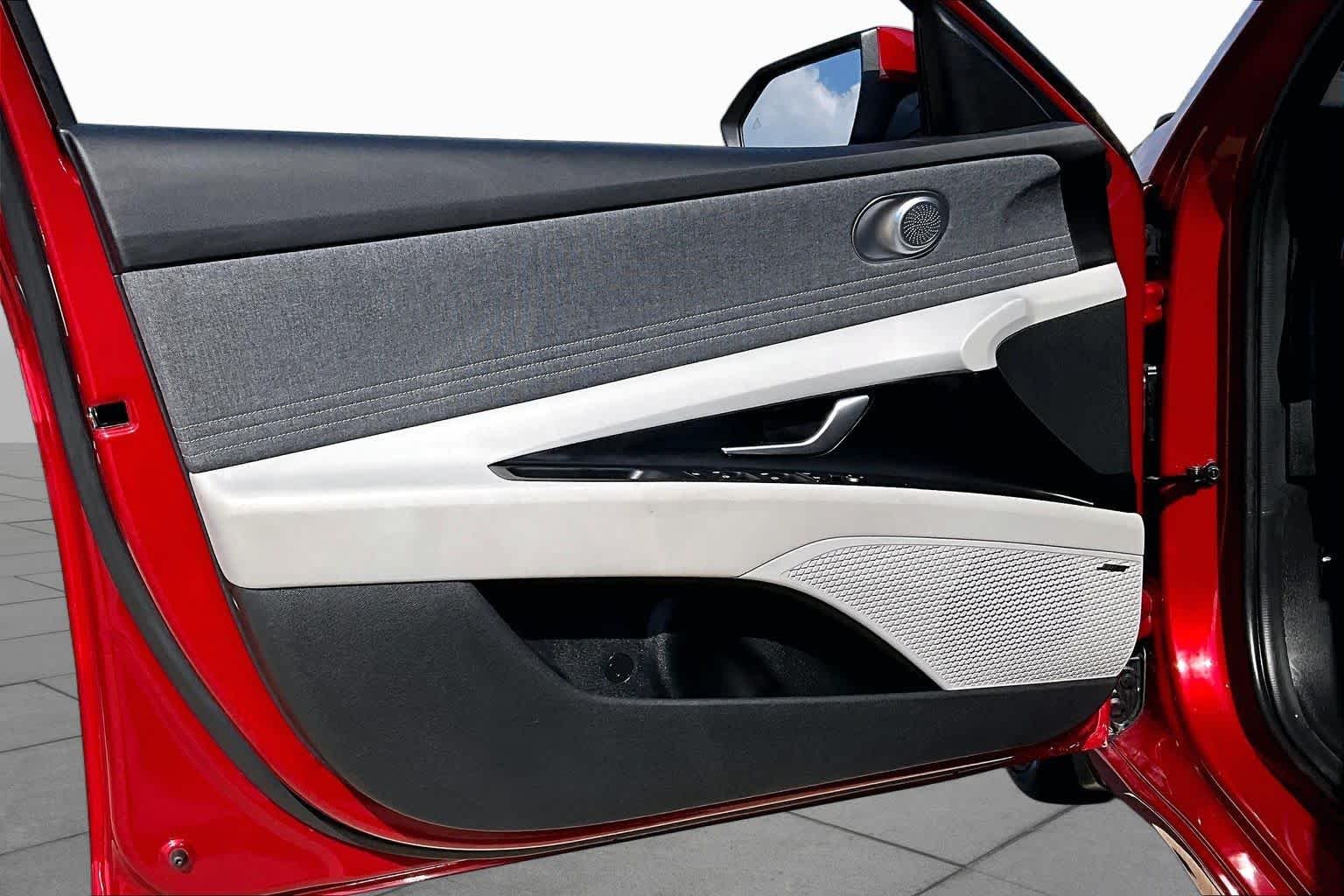 2025 Hyundai Elantra Limited - Photo 22