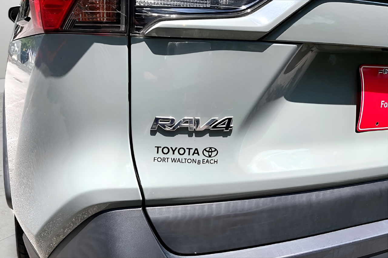 Used 2021  Toyota XLE image 34