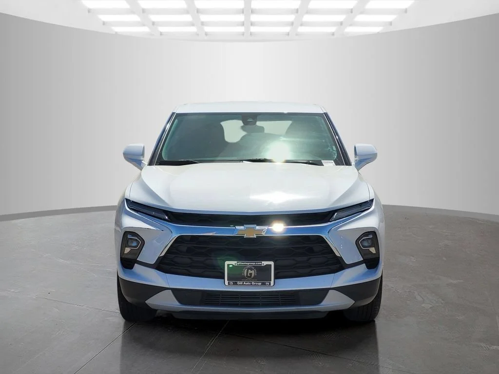Used 2025 Summit White Chevrolet 2LT image 2