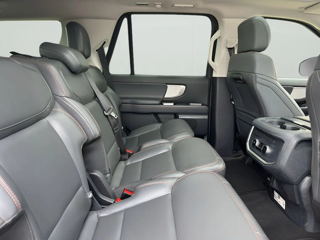 Used 2025 Agate Black Metallic Ford Active image 4