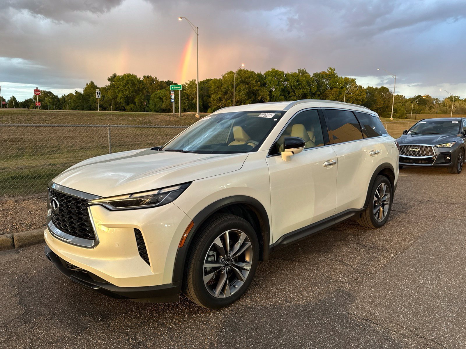 Used 2024 White INFINITI LUXE image 11