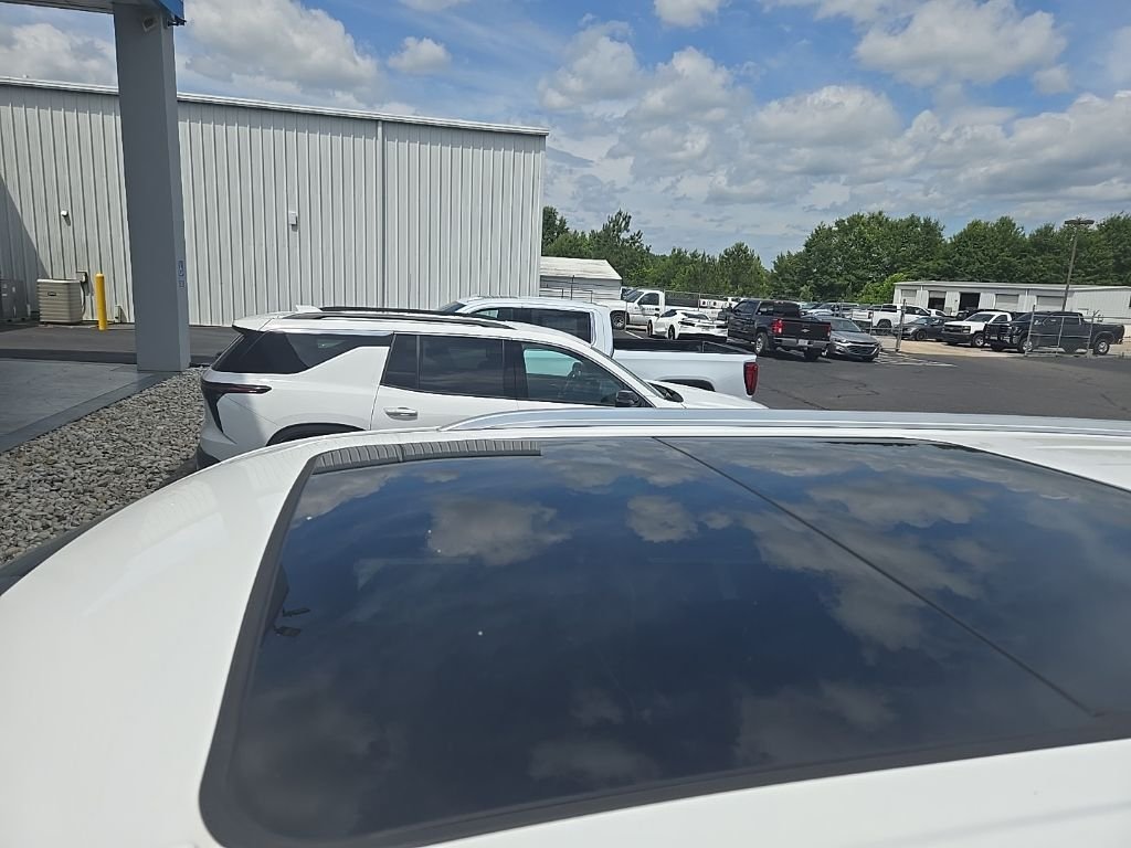 Used 2024 White GMC SLT image 2