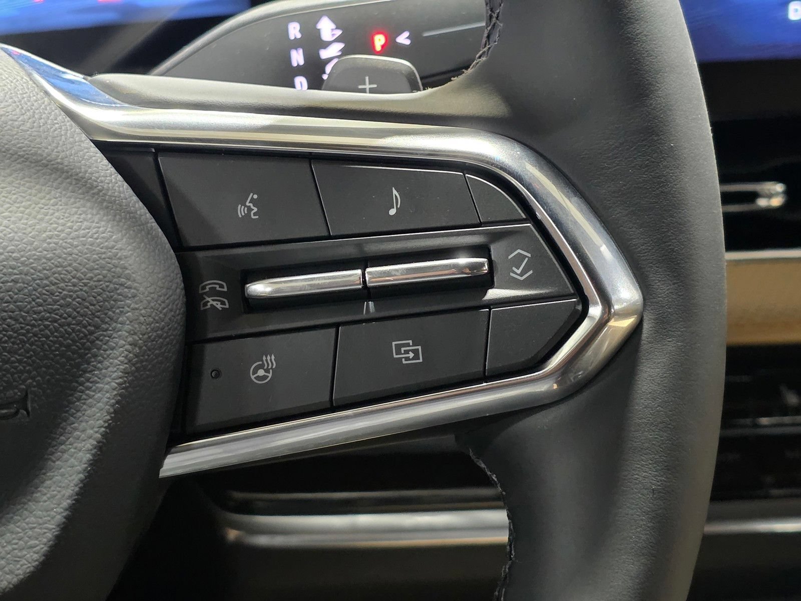 New 2027 Mosaic Black Metallic Chevrolet ACTIV image 32