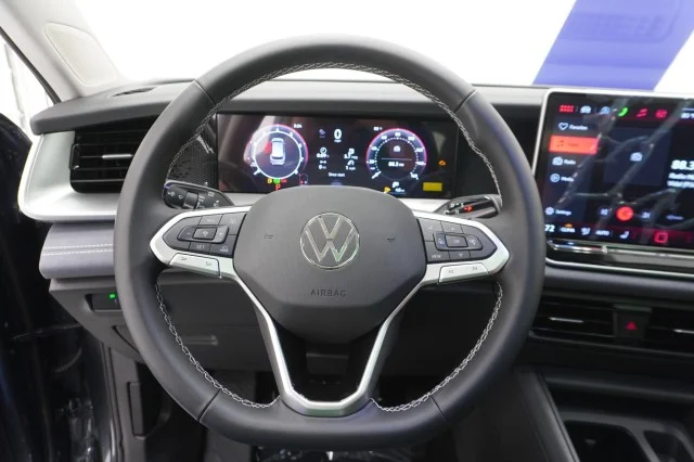 New 2026 Platinum Gray Metallic Volkswagen 2.0T SE image 23