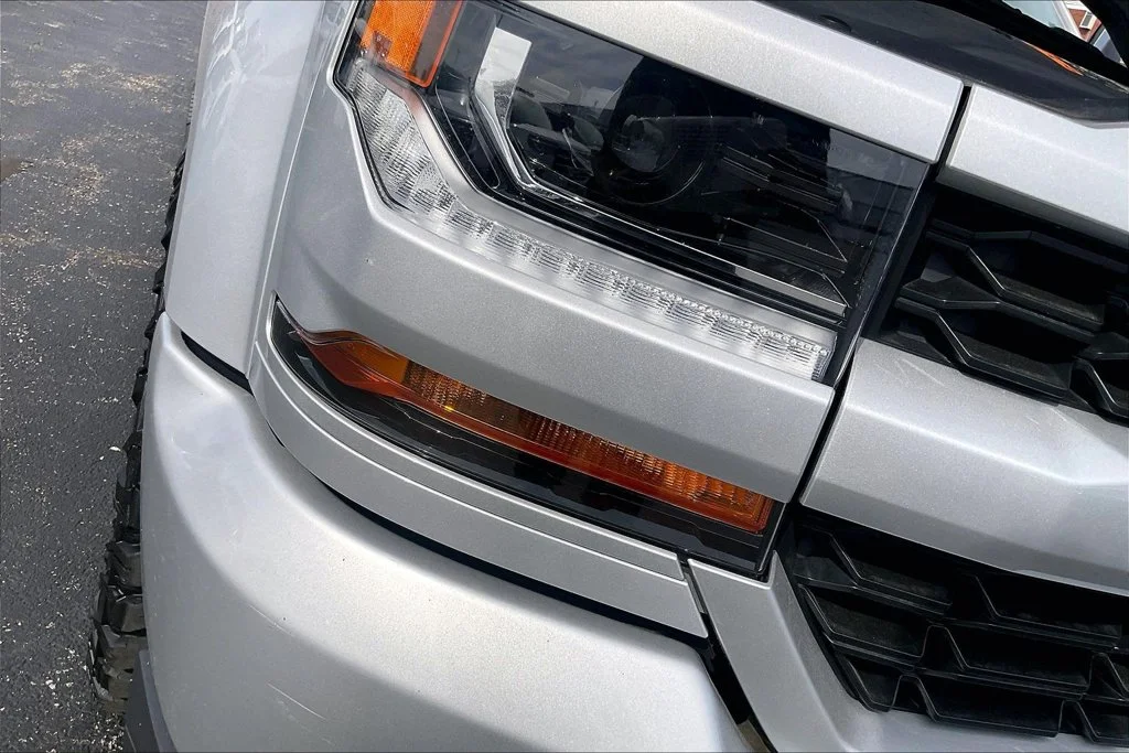 Used 2018 Silver Ice Metallic Chevrolet Custom image 27