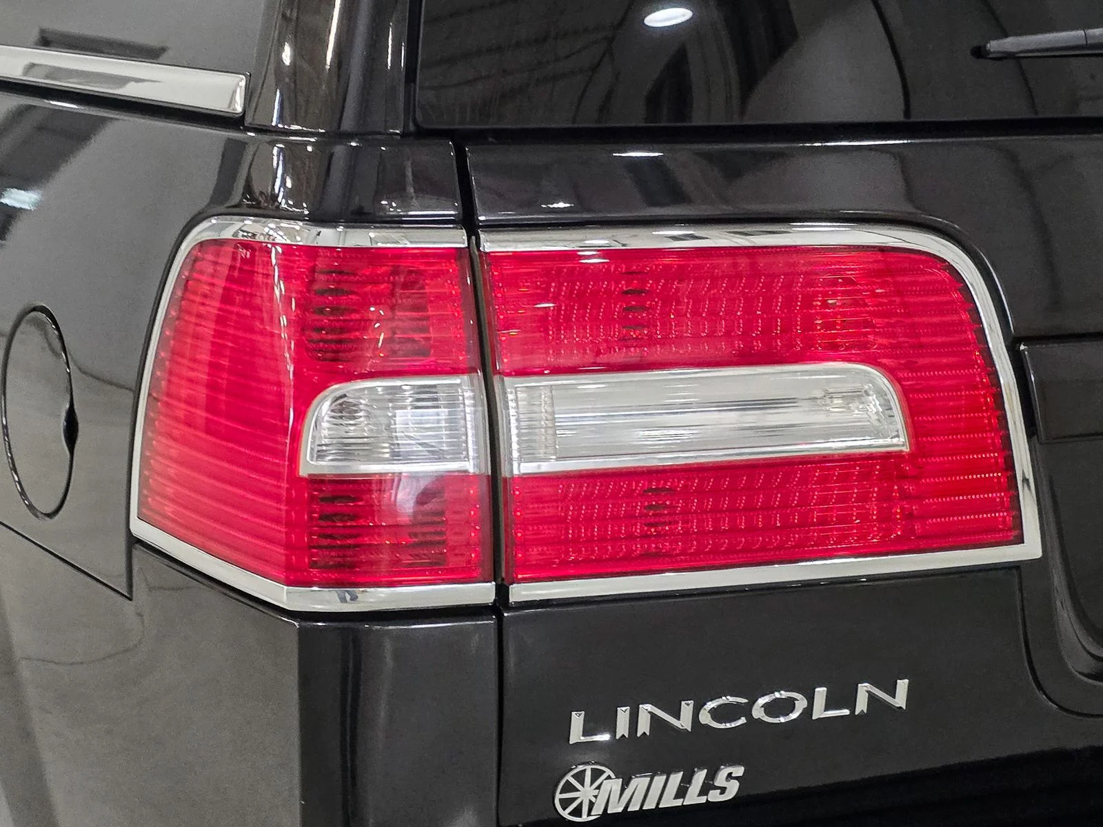 Used 2010 Tuxedo Black Metallic Lincoln Base image 15