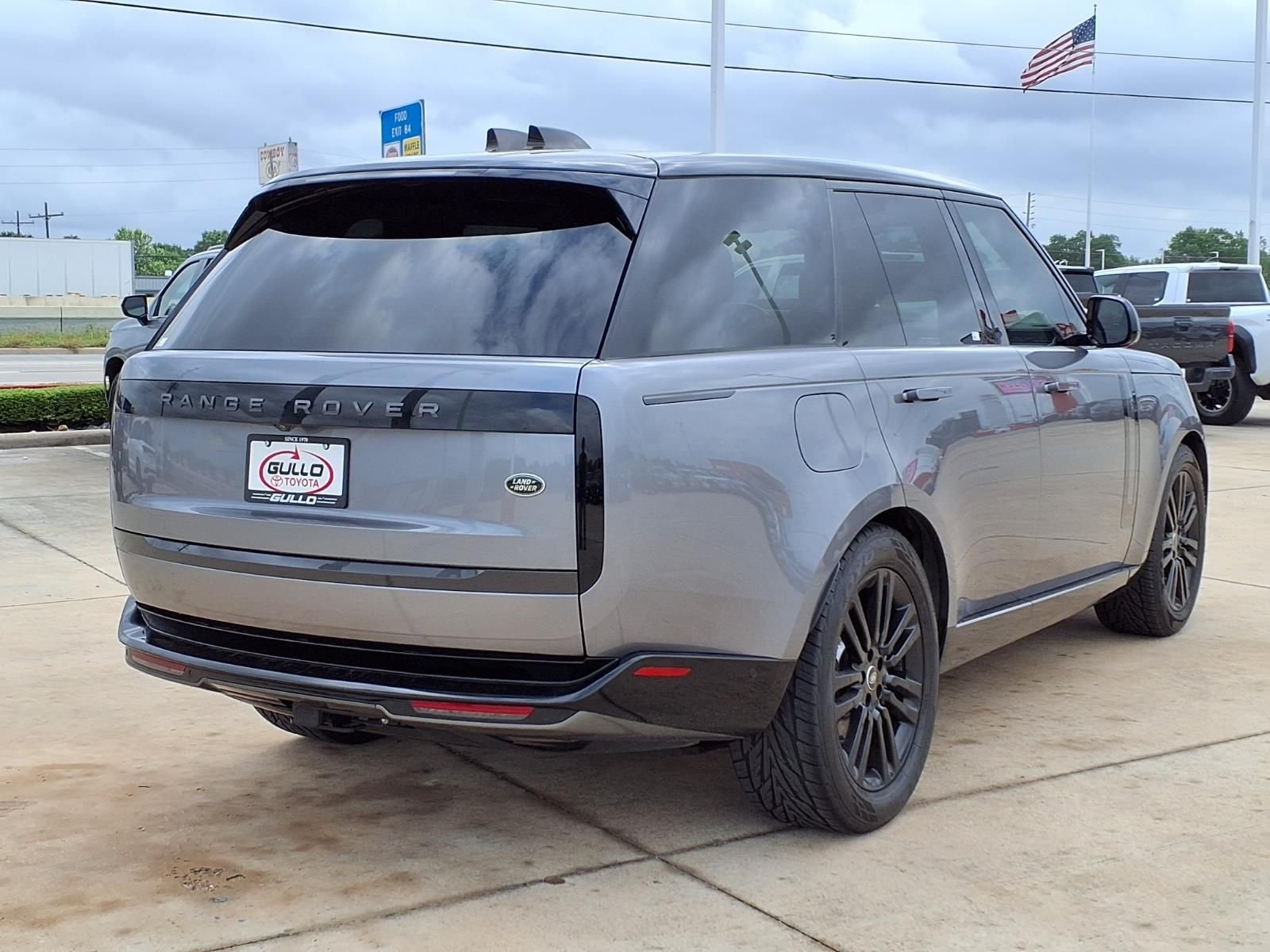 Used 2023 Eiger Gray Metallic Land Rover SE image 6