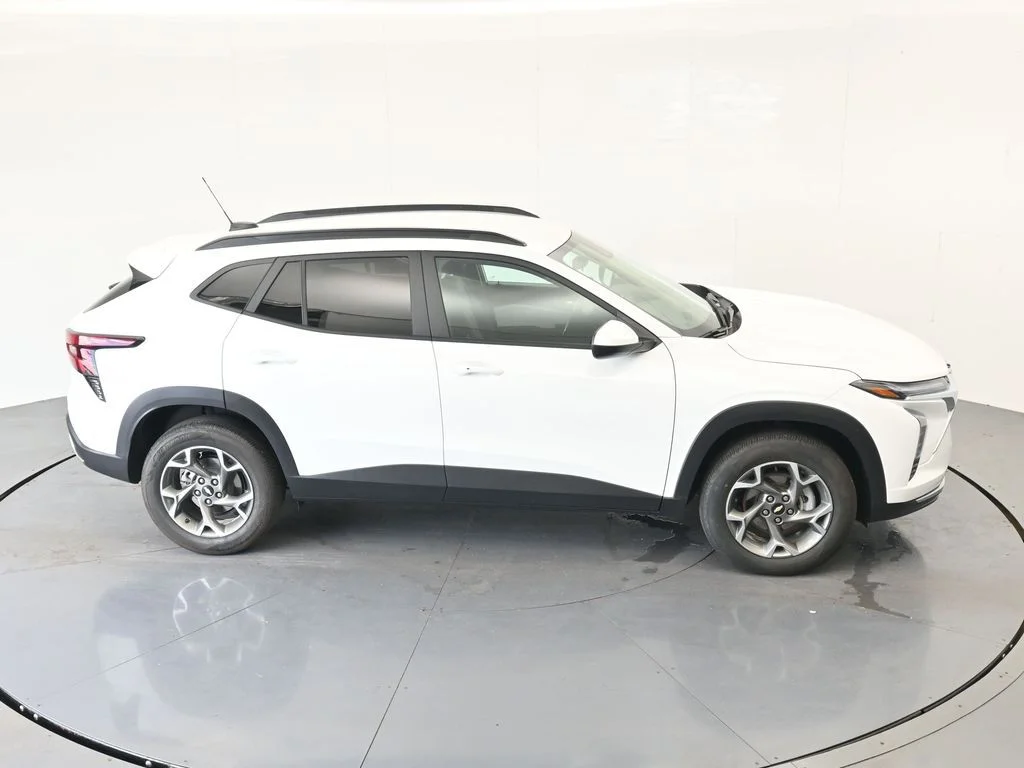 Used 2025 Summit White Chevrolet LT image 27